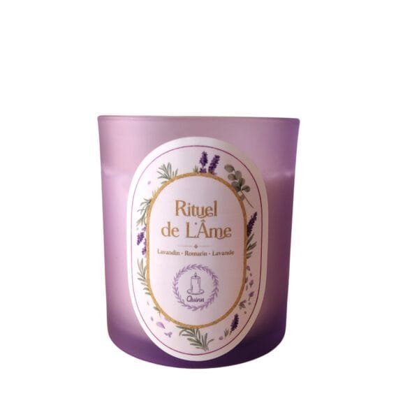 Rituel de l'Âme - vue de face Rituel de l'Âme - bougie artisanale au pot en verre violet mat, parfum lavandin romarin lavande, fond blanc