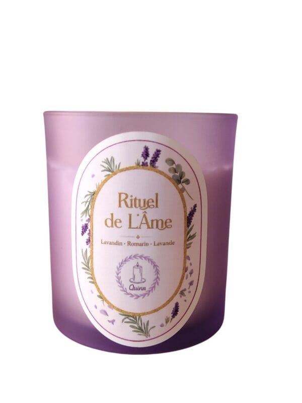 Rituel de l'Âme - bougie artisanale au pot en verre violet mat, parfum lavandin romarin lavande, fond blanc