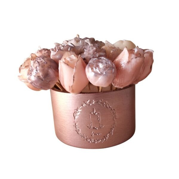 Bougie Rosace Cuivrée - vue de face Bougie Rosace Cuivrée - bougie artisanale en forme de roses dans un pot en résine écologique cuivrée, fond blanc