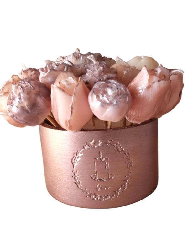 Bougie Rosace Cuivrée - bougie artisanale en forme de roses dans un pot en résine écologique cuivrée, fond blanc