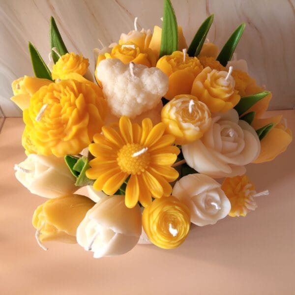 Bouquet Jardin de Printemps - vue de dessus Bouquet Jardin de Printemps - vue de dessus rapprochée des tulipes, roses et marguerites en cire, jaune soleil et blanc ivoire