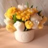 Bouquet Jardin de Printemps - présentation Bouquet Jardin de Printemps posé en angle, tulipes, roses et marguerites en cire, jaune soleil et blanc ivoire