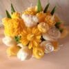 Bouquet Jardin de Printemps - détail Gros plan sur les tulipes, roses et marguerites en cire façonnées à la main du Bouquet Jardin de Printemps, jaune soleil et blanc ivoire