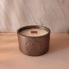 Bougie Cacao Alchimie Métallique vue en angle, mettant en valeur le relief du pot en résine écologique finition cacao