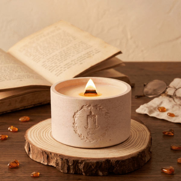 Para as 4 fotos, aqui estão os textos alternativos: Bougie artisanale Bois d'Oud Quinn Crafts mèche bois crépitante Dole France