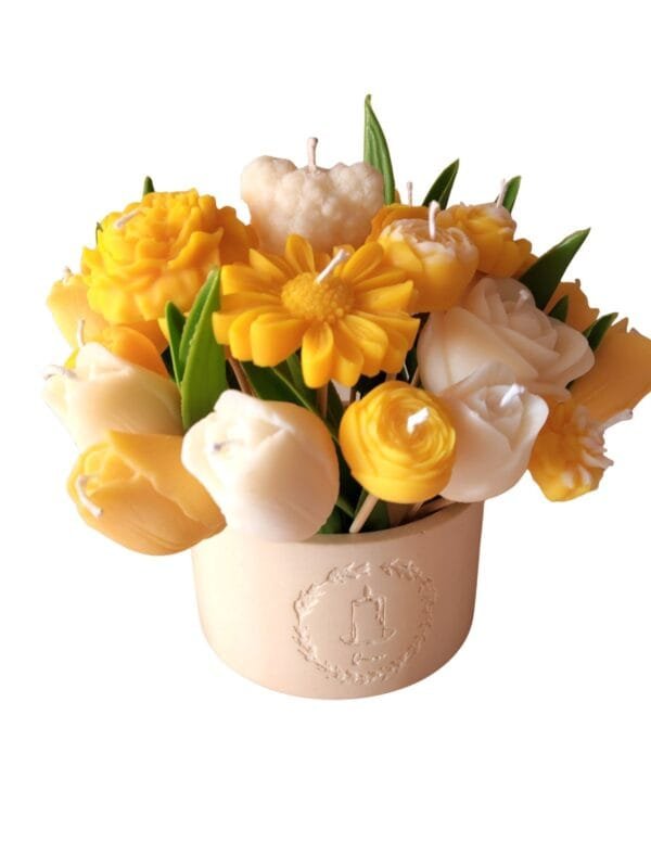 Bouquet Jardin de Printemps - bouquet artisanal de tulipes, roses et marguerites en cire, jaune soleil et blanc ivoire, pot Jesmonite, fond blanc