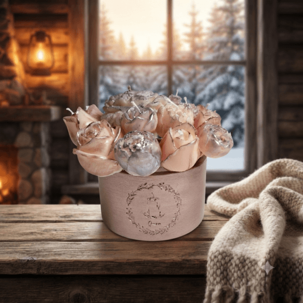 Bougie Rosace Cuivrée Nature Bougie Rosace Cuivrée dans un cadre naturel, posée sur une pierre moussue en forêt — Quinn Crafts