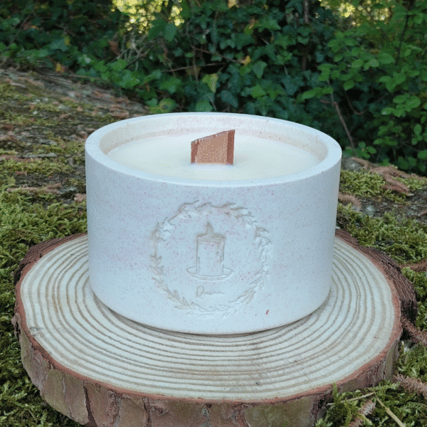 Bougie Bois d'Oud Quinn Crafts pot Jesmonite gravé fait avec âme