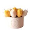 Bouquet Jaune - vue de face Bouquet Jaune - bouquet artisanal de 17 tulipes en cire d'Olive Européenne dans un pot en Jesmonite gravé, fond blanc