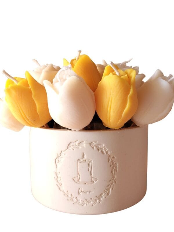 Bouquet Jaune - bouquet artisanal de 17 tulipes en cire d'Olive Européenne dans un pot en Jesmonite gravé, fond blanc
