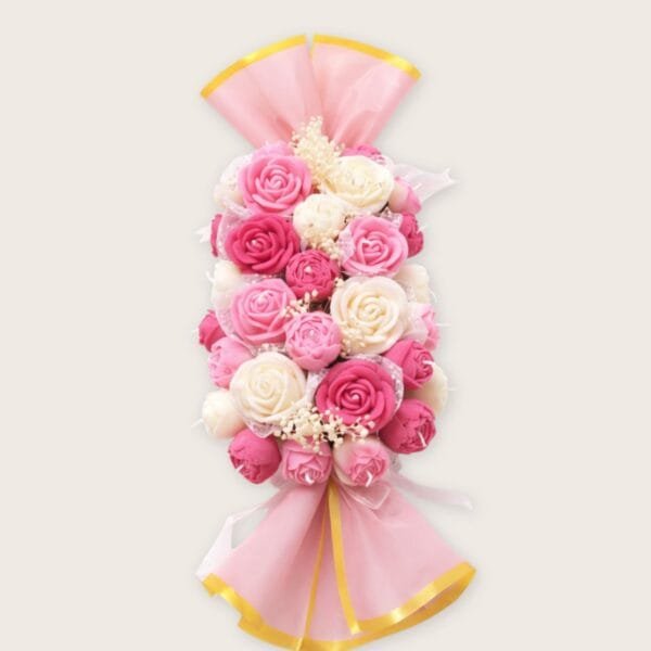 Bouquet La Papillote de Pétales - vue de dessus Bouquet La Papillote de Pétales - vue rapprochée des roses en cire roses et blanches, ruban rose