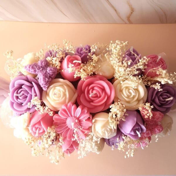 Bouquet La Papillote de Pétales - présentation Bouquet La Papillote de Pétales vu sous un autre angle, roses en cire blanches, roses et lilas