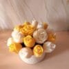 Bouquet Jaune - détail Gros plan sur les roses en cire d'Olive Européenne façonnées à la main du Bouquet Jaune, texture des pétales