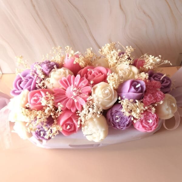 Bouquet La Papillote de Pétales - détail Gros plan sur les roses en cire blanches, roses et lilas façonnées à la main du Bouquet La Papillote de Pétales