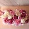 Bouquet La Papillote de Pétales - vue en angle Bouquet La Papillote de Pétales vu en angle, disposition ovale des roses en cire blanches et roses
