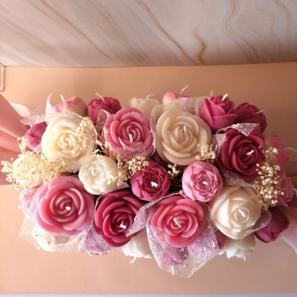 Bouquet La Papillote de Pétales - vue en angle Bouquet La Papillote de Pétales vu en angle, disposition ovale des roses en cire blanches et roses
