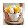 Bouquet de fleurs en cire artisanal Quinn Crafts, tenu à la main, tons blanc et jaune