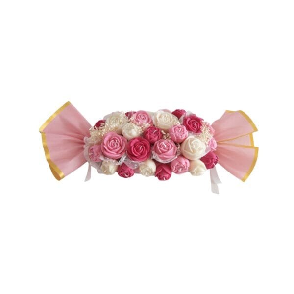 Bouquet La Papillote de Pétales - vue de face Bouquet La Papillote de Pétales - vue rapprochée des roses en cire roses et blanches, ruban rose