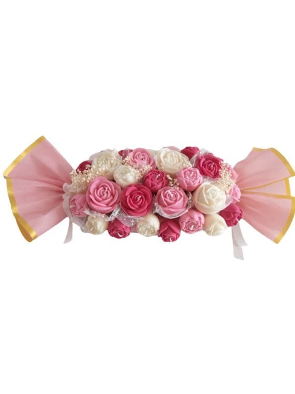 Bouquet La Papillote de Pétales - vue rapprochée des roses en cire roses et blanches, ruban rose