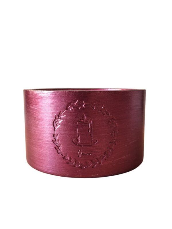 Bougie artisanale au pot en résine écologique finition métallique rouge rubis, parfum cerise noire, fond blanc