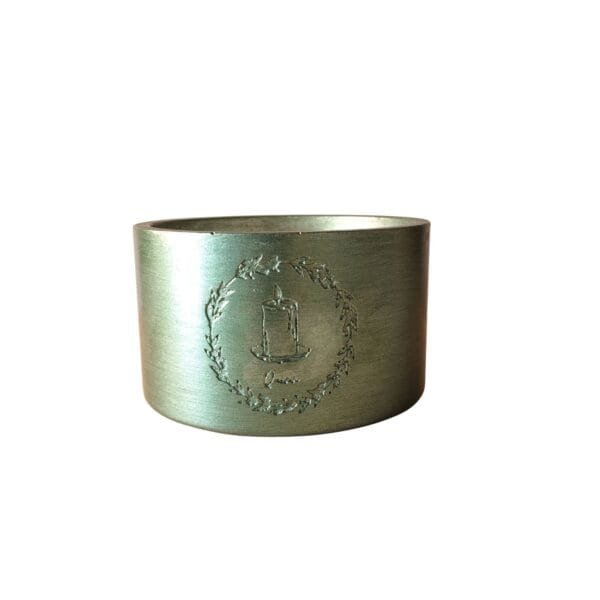 Bougie Émeraude Alchimie Métallique - bougie artisanale au pot en résine écologique finition métallique vert émeraude, parfum Fôret, fond blanc