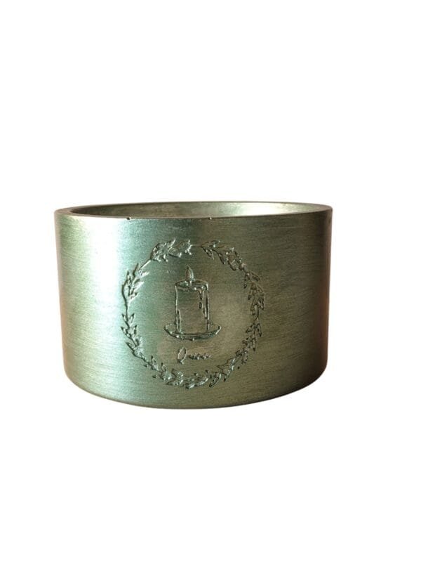 Bougie Émeraude Alchimie Métallique - bougie artisanale au pot en résine écologique finition métallique vert émeraude, parfum Fôret, fond blanc