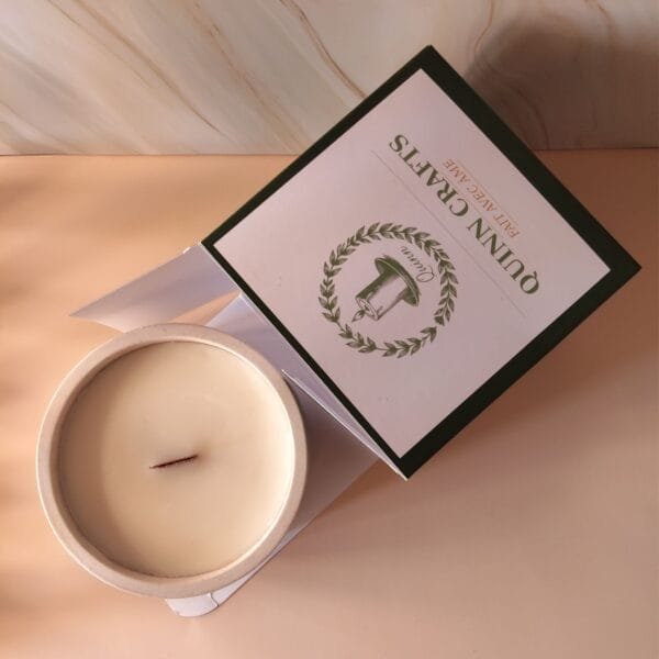 3-bois-de-santal-lifestyle Bougie Bois de Santal Quinn Crafts posée en ambiance déco naturelle