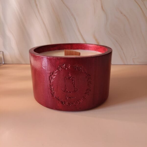 Détail de la finition métallisée Cerise Brillante sur la Bougie Pomme Cannelle Alchimie Métallique