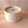 5-bois-de-santal-angulo Bougie Bois de Santal Quinn Crafts, vue en angle, pot en jesmonite naturelle
