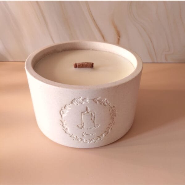 5-bois-de-santal-angulo Bougie Bois de Santal Quinn Crafts, vue en angle, pot en jesmonite naturelle